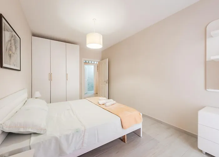 Daire Helia's Cozy Qerret